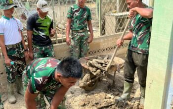 Bersama Masyarakat Anggota Koramil 05 Dan Batalion TP 902/SPG Membersikan Sisa Lumpur Di Sekitar Mesjid