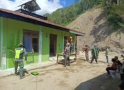 Satgas Kodim 0106/Aceh Tengah Bersama Warga Bersihkan dan Cat Musala Ar-Rahmah Pasca Bencana