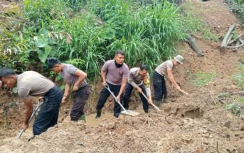 Polri di Aceh Tengah Gotong Royong Bersihkan Saluran Air Pascabencana di Kampung Atu Singkih Rusip Antara