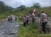 Polsek Silih Nara dan Brimob Polda Aceh Lanjutkan Gotong Royong Bersihkan Akses Jalan Pascabencana di Remesen