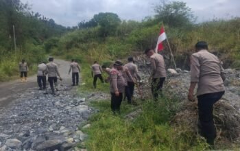 Polsek Silih Nara dan Brimob Polda Aceh Lanjutkan Gotong Royong Bersihkan Akses Jalan Pascabencana di Remesen