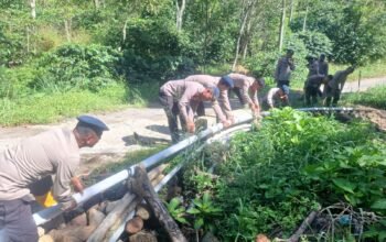 Polres Aceh Tengah dan Brimob Polda Aceh Pulihkan Fasilitas Umum, Pipa Air, dan Aliran Sungai di Dua Kecamatan