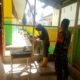 TNI Gotong Royong Cat Sekolah Pascabanjir Bandang di Aceh Tamiang