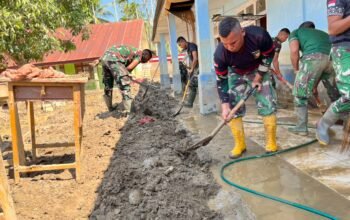 Satgas Gulbencal Kodim Aceh Tengah Bersihkan SMPN 26 Takengon Pascabanjir Bandang