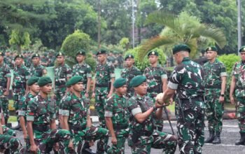 Tradisi Khas “Macan Kumbang”, Yonif 515 UTY/9/2 Kostrad Sambut Wadanyon dan 8 Prajurit Baru