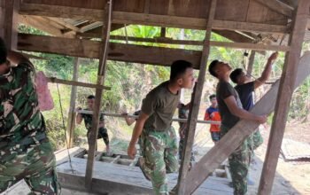 Koramil 05/Tamiang Hulu Gotong Royong Bersihkan Rumah Warga Terdampak Banjir di Batang Ara