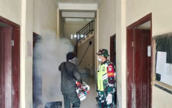 Pasca Banjir Aceh Tamiang, Babinsa Koramil 04/Bendahara Awasi Fogging Cegah DBD