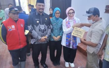 Bupati Armia Fahmi Serahkan Santunan Kematian untuk Korban Banjir Aceh Tamiang, Tegaskan Komitmen Tuntaskan Dampak Bencana