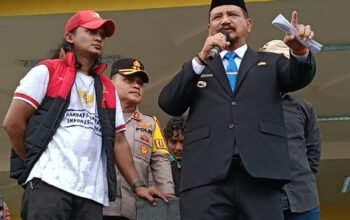 Bupati Armia Pahmi Temui Massa Aksi, Pastikan Hak Warga Terdampak Bencana Terpenuhi