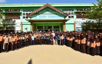 Wali Kota dan Wawalkot Langsa Bagikan 13.186 Paket Peralatan Sekolah untuk Siswa Terdampak Banjir