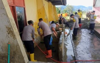 Polsek Kota Takengon Aceh Tengah Gotong Royong Pulihkan Fasilitas Pendidikan di SDN 9
