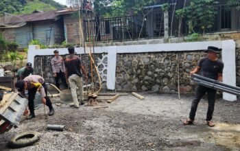 Polsek Celala Gotong Royong Meunasah dan Pembuatan Sumur Bor Bantuan Kapolres Aceh Tengah di Kuyun Uken