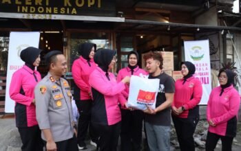 Ketua Bhayangkari Cabang Aceh Tengah Distribusikan Bantuan Ketua Bhayangkari Daerah Aceh untuk Korban Bencana