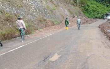 Satgas Gulbencal Bersihkan Jalan Tertimbun Longsor di Telege Atu, Progres Capai 80 Persen