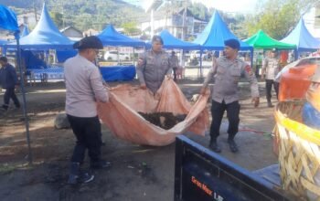 Polsek Bebesen dan Brimob Polda Aceh Gotong Royong Bersihkan Pasar di Bulan Ramadhan