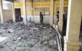 TNI Gotong Royong Bersihkan Lumpur di SDN Benua Raja, Pastikan Sekolah Segera Kembali Normal