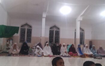 Tarawih Malam Kelima di Masjid Almunawar Tambunan, Anak-anak Bawa Buku Absen, Orang Tua Diajak Renungi Makna Pahala