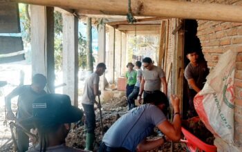 Meski Bulan Puasa, Polri di Aceh Tengah Gotong Royong Pulihkan Rumah Warga Terdampak