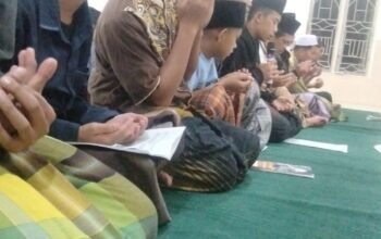 Usai Tarawih di Masjid Almunawar Tambunan, Ustadz Anom Ajak Jamaah Tingkatkan Ketaatan dan Syukur