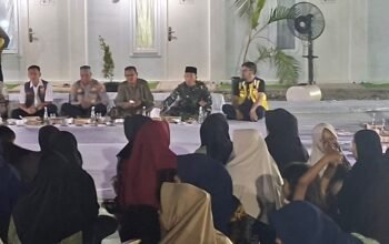 Kapten Inf Fasial Hadi Sahur Bersama Kementrian Pekerjaan Umum (PU) RI Beserta Masyarakat Yang Menempati Huntara II