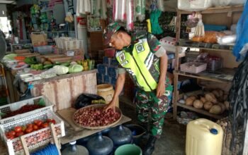 Koptu Fauzi Melaksanakan Pengecekan Stok Dan Harga Sembako Saat Di Bulan Ramadhan