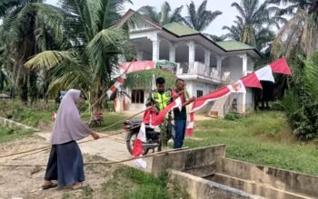 Babinsa dan Warga di Aceh Tamiang Gotong Royong Sambut Lomba Kampung Pancasila