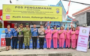 Bupati bersama Kapolres Humbang Hasundutan Memberikan pelayanan Pos keamanan Lebaran