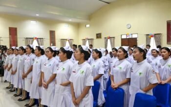 Bupati Humbang Hasundutan Hadiri Capping Day STIKes Kesehatan Baru Doloksanggul