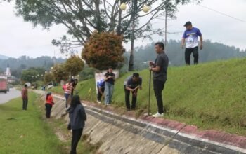 Pemerintah Kabupaten Tapanuli Utara melaksanakan kegiatan gotong royong di sekitar tanggul Sungai Aek Sigeaon, Tarutung, Jumat (13/3/2026).