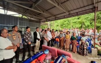 Bupati Tapanuli Utara Dr. Jonius Taripar Parsaoran Hutabarat S.Si, M.Si., menyerahkan bantuan kepada warga yang terdampak musibah kebakaran di Desa Lobupining, Kecamatan Pahae Julu, pada Minggu (15/3/2026).