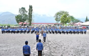 Wabup Samosir Serahkan SK Pensiun 40 PNS, Tekankan Pengabdian dan