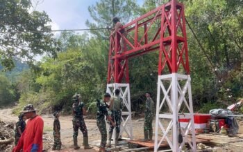 Progres 62 Persen, Satgas TNI Percepat Pembangunan Jembatan Gantung Kalaili di Linge