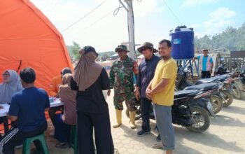 Masyaraka Desa Lubuk Sidup Menerima Pelayanan Kesehatan Pasca Banjir
