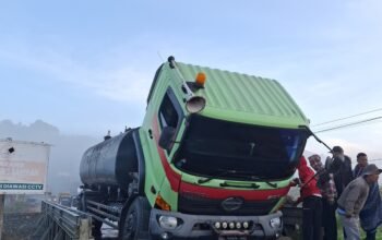 Jembatan Wih Ilang Rusak, Truk Muatan Aspal Terjebak dan Hambat Arus Lalu Lintas