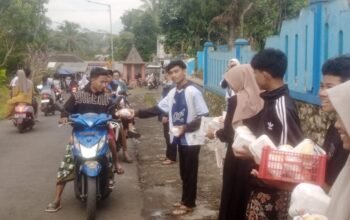 Berbagi Berkah Ramadan, Guru dan Siswa SMPN 1 Sumber Manjing Wetan Bagikan Takjil Buah Segar untuk Pengguna Jalan
