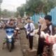 Berbagi Berkah Ramadan, Guru dan Siswa SMPN 1 Sumber Manjing Wetan Bagikan Takjil Buah Segar untuk Pengguna Jalan