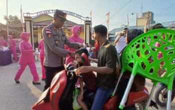 Kapolsek Tanah Jambo Aye dan Bhayangkari Turun ke Jalan