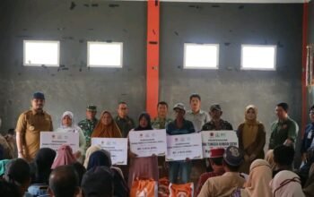 Bersama Kepala BNPB, Bupati Aceh Tamiang Serahkan Bantuan Dana Tunggu Hunian kepada 136 Kepala Keluarga di Rantau