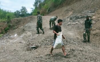 Satgas Gulbencal Koramil 05/Linge Bersama Warga Bersihkan Akses Jalan dan Jembatan Gantung di Desa Owak Pasca Longsor