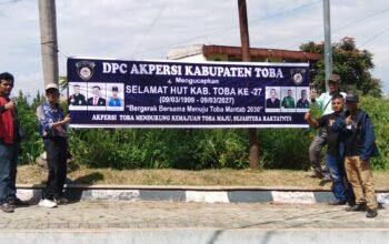 AKPERSI DPC Toba Pasang Baliho Ucapan Selamat HUT ke-27 Kabupaten Toba