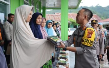 Jumat Berkah Ramadhan, Polres Aceh Tengah Salurkan Sembako untuk Warga Kayu Kul