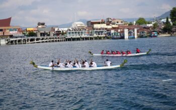 Solu bolon paling banyak penontonnya Di perairan Danau Toba Balige meriahkan HUT Toba ke 27.