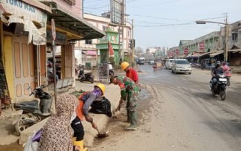 Babinsa Kuala Simpang Pimpin Warga Bersihkan Sisa Lumpur Pascabanjir