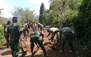Personel Satgas Gulbencal Kodim 0106/Aceh Tengah Bersihkan Material Longsor di Desa Asir-Asir
