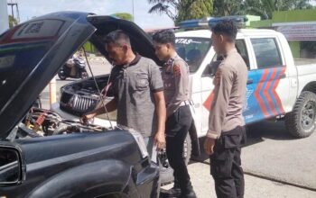 Respons Cepat Personel Pos Pam Operasi Ketupat Seulawah Polres Aceh Timur Bantu Warga Alami Kendaraan Mogok