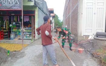 Babinsa Koramil 03/Pegasing Bantu Warga Bangun Pengerasan Jalan Lorong di Desa Ujung Gele