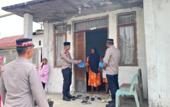 Brimob Kompi 3 Batalyon D Pelopor Bagikan Takjil kepada Warga di Kebayakan
