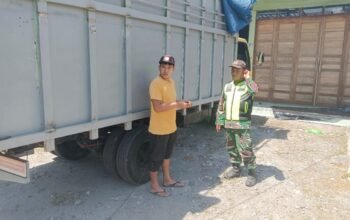 Babinsa Koramil 09/Ketol Sosialisasikan Keselamatan Angkutan Lebaran Bersama Sopir Truk