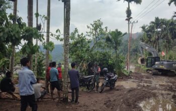 Babinsa Koramil 09/Ketol Laksanakan Komsos, Bahas Perbaikan Jalan Bersama Warga Desa Bah