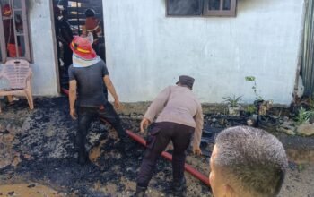 Polisi dan Damkar Aceh Singkil Sigap Padamkan Kebakaran di Rumah warga di Desa Tulaan